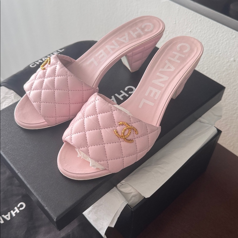 CHANEL CC Diamond Light Pink Quilted Mules Size 38 - Picture 2 of 16